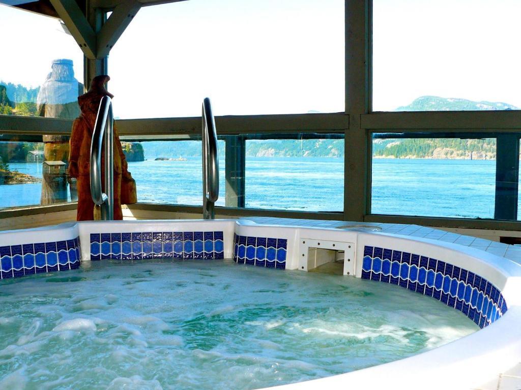 Brown'S Bay Resort Campbell River Exterior photo