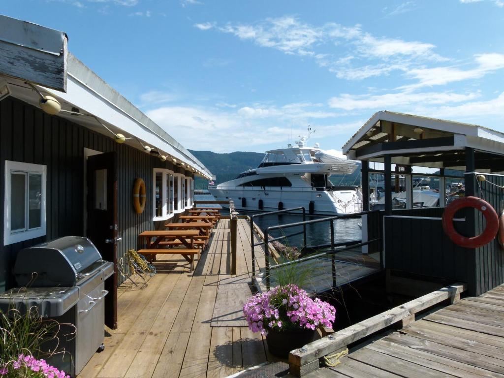 Brown'S Bay Resort Campbell River Exterior photo